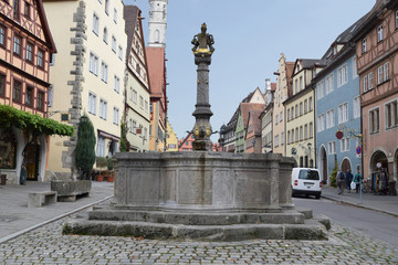 Fototapeta premium Fontanna Herrnbrunnen w Rothenburg ob der Tauber, Niemcy