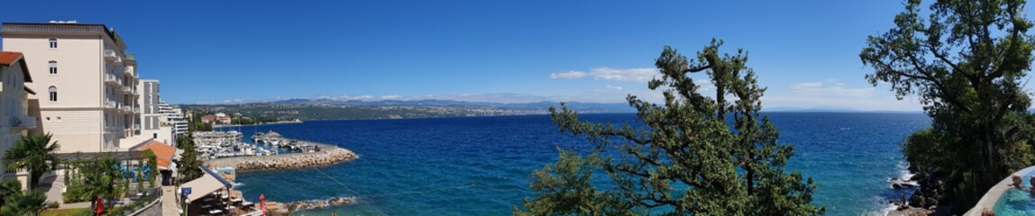 Fototapeta premium Küste und Promenade in Opatija in Kroatien