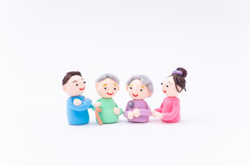 手作り紙粘土人形　老夫婦と若い男女　家族　介護