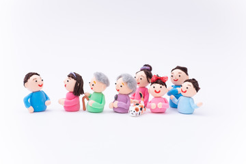 手作り紙粘土人形　老夫婦と家族の集まる様子