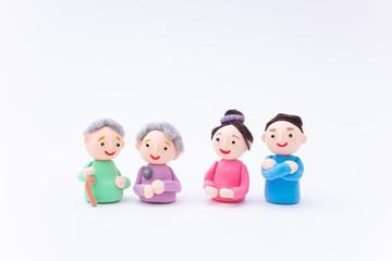 手作り紙粘土人形　老夫婦と家族の集まる様子