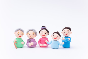 手作り紙粘土人形　老夫婦と家族の集まる様子