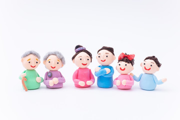手作り紙粘土人形　老夫婦と家族の集まる様子
