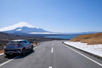 車と富士山と山中湖