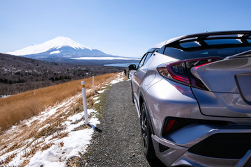 車と富士山と山中湖