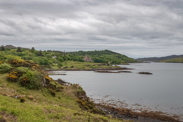 Obraz premium Panorama of the bay of Dunvegan loch with Dunvegan castle