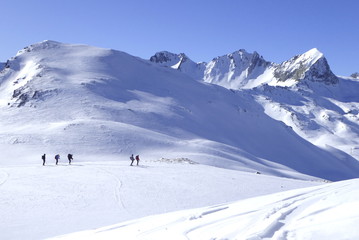 Bivio, Skitour auf den Piz dal Sasc. Skitourenläufer gegen Motta da Sett, Piz Mäder, Piz Turba und Piz Forcellina. © Reinhold Einsiedler