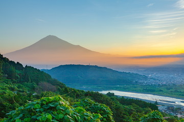 富士山と日の出、静岡県富士市岩淵にて