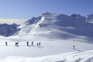 Fototapeta na wymiar Bivio, Skitour auf den Piz dal Sasc. Tourenläufergruppe vor dem Skigipfel Motta da Sett.