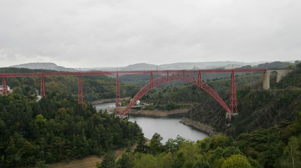 pont rouge au dessus d'en fleuve en France