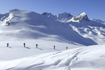 Bivio, Skitour auf den Piz dal Sasc. Skitourengeher vor den Gipfeln Motta da Sett, Piz Mäder, Piz Turba und Piz Forcellina. © Reinhold Einsiedler