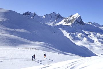 Bivio, Skitour auf den Piz dal Sasc. Blick auf Skitourengruppe mit Piz Mäder, Piz Turba und Piz Forcellina. © Reinhold Einsiedler