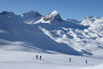 Bivio, Skitour auf den Piz dal Sasc. Skitourengruppe mit Piz Mäder, Piz Turba und Piz Forcellina. © Reinhold Einsiedler