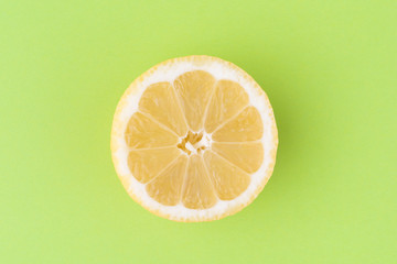 rodaja de limón sobre fondo verde