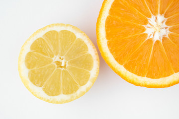 Rodajas de naranja y limón sobre fondo blanco.