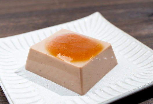 日本の伝統食、くるみ豆腐（くるみを使用して作った豆腐。甘辛い味噌だれをかけて食べる。）植物性の食べ物で精進料理。ヴィーガンやベジタリアンにも最適。