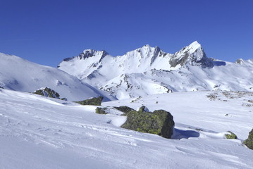 Bivio, Skitour auf den Piz dal Sasc. Blick auf Piz Mäder, Piz Turba und Piz Forcellina. © Reinhold Einsiedler