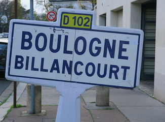 Panneau de nom de ville:  Boulogne Billancourt. D102.