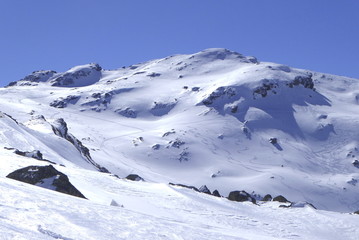 Bivio, Skitour auf den Piz dal Sasc. Blick auf den Gipfelhang des Piz dal Sasc mit Abfahrtsspuren.