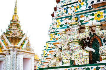 Giant Temple of Arun, who serves to lift the temple of Arun to wait for tourists to visit, Arun temple Bangkok Thailand.