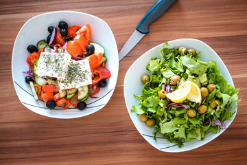 Grüner Salat und griechischer Bauernsalat