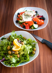 Grüner Salat und griechischer Bauernsalat
