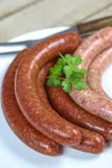 merguez et saucisses cru dans une assiette