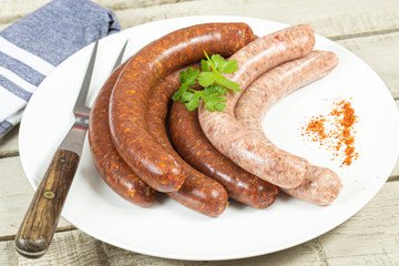 merguez et saucisses cru dans une assiette