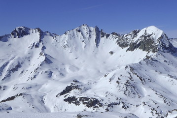 Bivio, Skitour auf den Piz dal Sasc. Blick vom Gipfel auf Piz Mäder, Piz Turba und Piz Forcellina. © Reinhold Einsiedler
