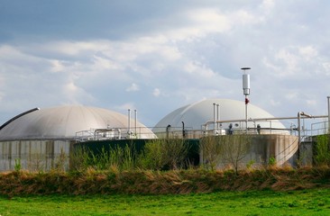Biogasanlage mit Himmel und Wiese