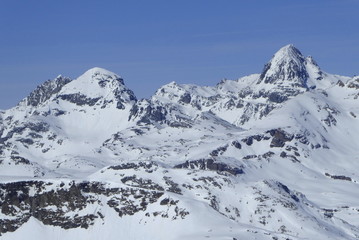 Fototapeta na wymiar Bivio, Skitour auf den Piz dal Sasc. Blick vom Gipfel auf Mazzaspitz, Tälihorn und Piz Platta.