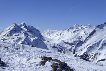 Fototapeta na wymiar Bivio, Skitour auf den Piz dal Sasc. Blick vom Gipfel auf Piz Duan, Val da la Duana, Gletscherhorn, Piz Predarossa und Piz Mungiroi.