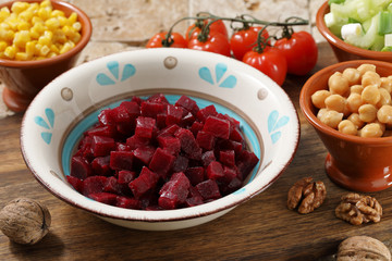 cibo vegetariano insalata di barbabietola rossa ceci e mais