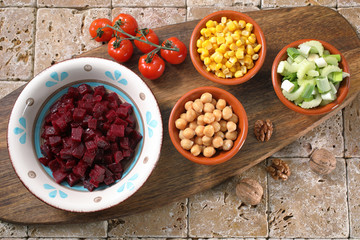 cibo vegetariano insalata di barbabietola rossa ceci e mais