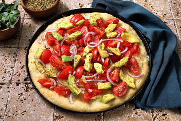 Pizza bianca con avocado pomodori e cipolla