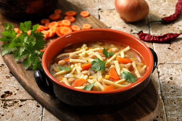 Tradizionale zuppa Italiana con ceci e pasta su tavolo di cucina 