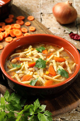 Tradizionale zuppa Italiana con ceci e pasta su tavolo di cucina 