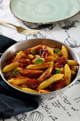 gnocchi di patate fritti con bacon e verza su tavolo di cucina
