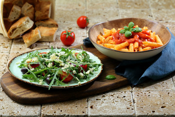 cibo mediterraneo maccheroni al pomodoro e insalata di rucola