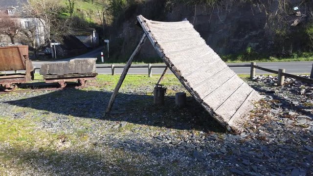 Allassac (Corr&egrave;ze, France) - Hommage &agrave; l'exploitation ardoisi&egrave;re dans le village