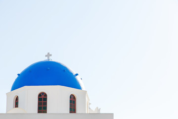 Obraz premium Famous blue dome churches in Oia, (Santorini, Greece) in the morning. White architecture of Oia village on Santorini island, Greece. Traditional tourism in mediterranean white architecture view