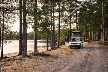 Obraz na płótnie Canvas Camper Van at the lakeside and beach