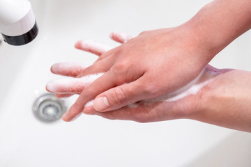 衛生的手洗い 泡を手にのばす Hygienic hand wash Spread the bubbles in hands