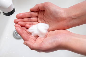 衛生的手洗い 石鹸をつける Hygienic hand wash Apply soap
