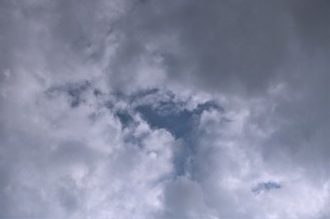 Spiegelung von Wolken am Himmel im Wasser