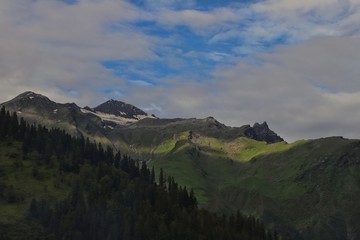 Obraz premium Trekking route from Kalga Village to BunBuni Pass,KULLU HIMACHAL PRADESH,INDIA