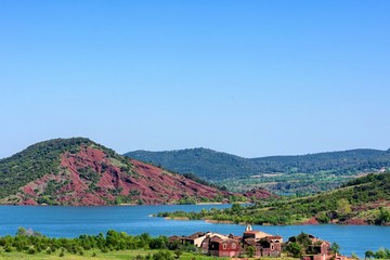 Lac du Salagou et ses terres rouges