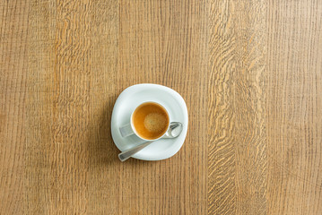 Kaffee auf Holztisch