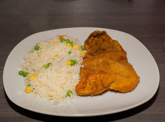 Schweinsschnitzel mit Gemüsereis