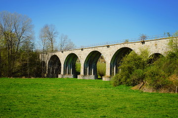 Paderborner Land: Viadukt über ein Tal der Alme zwischen Niederntudorf und Alfen bei Borchen, Frühling